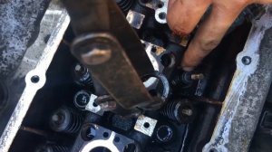 Замена маслосъёмный колпачков без снятия Гбц.  Сухарим клапана правильно. Гольф 4 1.6 16v