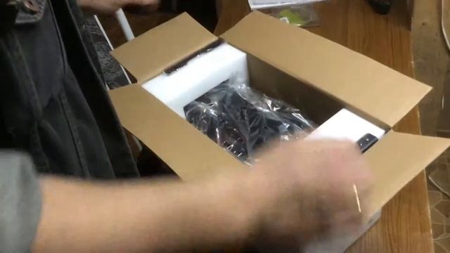 Распаковка цифрового пульта Behringer XR18