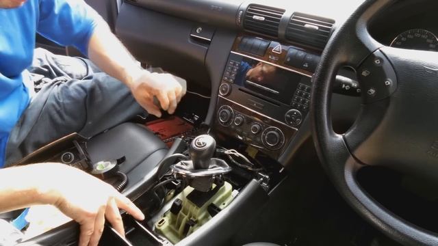 How to install an aux cable and cellphone charger on a C-class (W203) смотреть онлайн