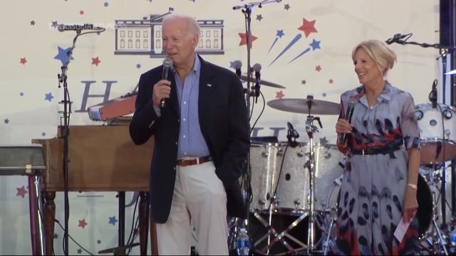 Biden greets crowd waiting for July 4 fireworks смотреть онлайн