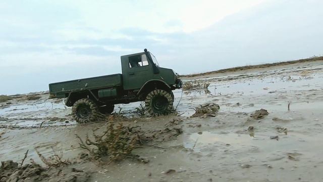 1/10 Scale Rc Mercedes Unimog U1300L | Mud Run смотреть онлайн