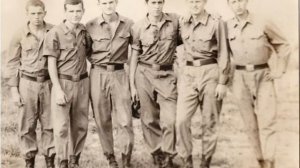 А для тебя, родная, есть почта полевая