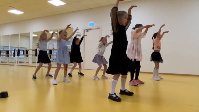 Вау! Танец куклы от девчонок ?Работа над телом с Алексеем Железняковым! Младшие Teamtutberidze! ?