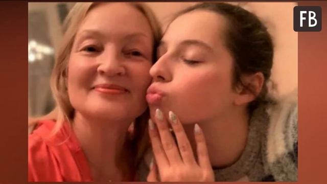 Волочкова показала фото дочки Ариши с мамой в питерской квартире. Но поклонников больше заинтересов смотреть онлайн