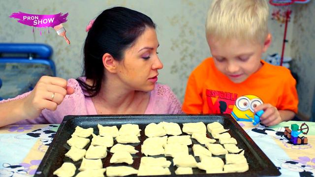 Готовим ПЕЧЕНЬКИ ДЛЯ СТИВА ИЗ МАЙНКРАФТ minecraft Cooking cookies for Steve FROM minecraft смотреть онлайн