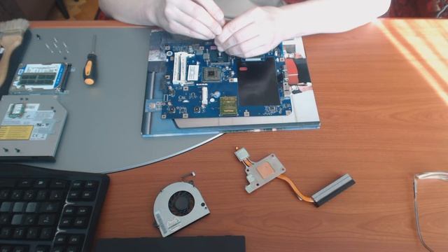 Disassembly Acer eMachines E725 442G25Mi KAWF0 LXN800C002 смотреть онлайн