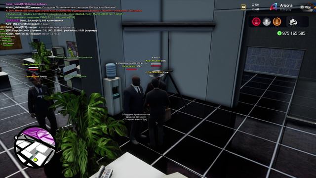 Не соблюдает дресс-код нету бейджика.