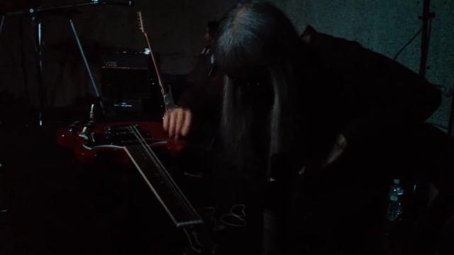 Haino Keiji playing rubber bands смотреть онлайн