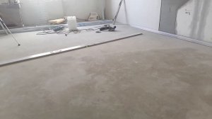 Как быстро выровнять  пол плиточным клеем.Выравнивание пола тонким слоем.