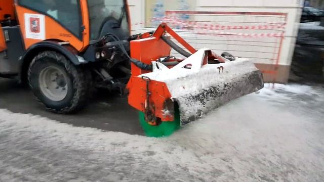 Уборка тротуаров от снега в Москве смотреть онлайн