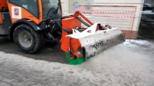 Уборка тротуаров от снега в Москве