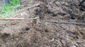 Вкручиваем винтовые сваи, основание для теплицы