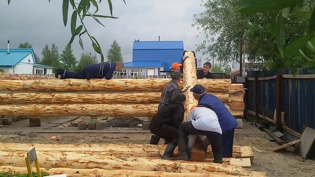 Эй ты, ты это видел Поднимаем сруб 6×5. Первые 6 рядов в ручную. смотреть онлайн