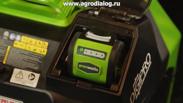 Аккумуляторный снегоуборщик Greenworks GD40SB – установка аккумуляторной батареи смотреть онлайн