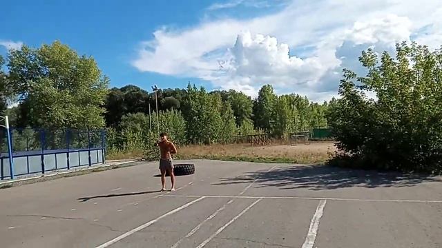 Прыжки через большие колесе. Кардиотренировка смотреть онлайн