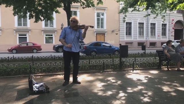 Майкл Гутман играет на Приморском бульваре. Видео Юлии Сущенко смотреть онлайн