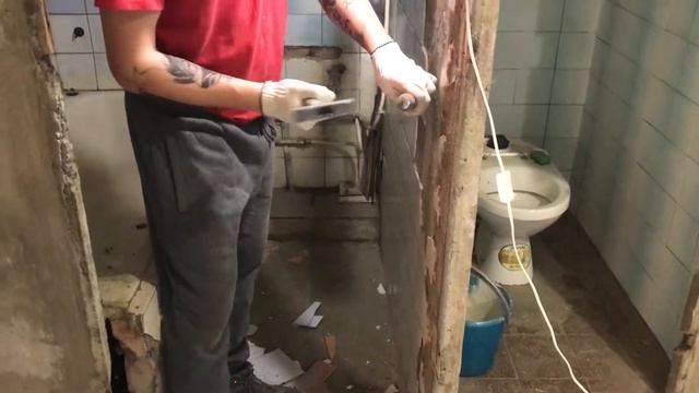 Как снять старую плитку в ванной и туалете. Показываем как это делаем мы смотреть онлайн