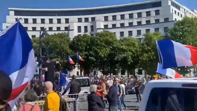 ⚡️Митинги против Макрона проходят в центре Парижа. смотреть онлайн