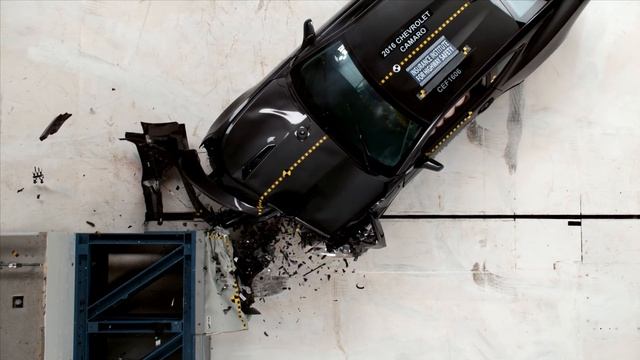 2016 Chevrolet Camaro moderate overlap IIHS crash test смотреть онлайн