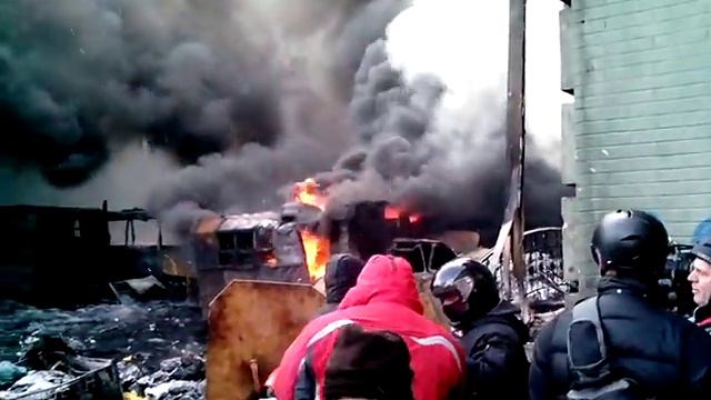Митингующие только что отбили наступление "Беркута" смотреть онлайн