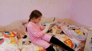 Детка Лизаветка притворяется, что заболела. Не хочет сегодня идти в школу.