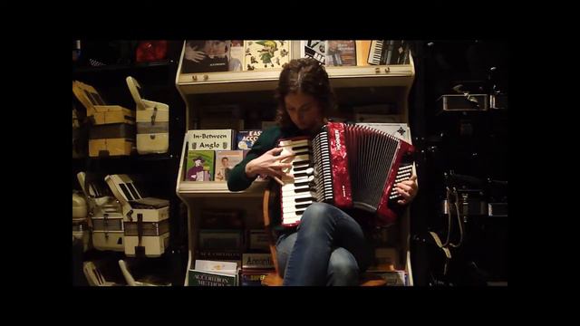 997 - Red Hohner Bravo II MM 48 $795 смотреть онлайн