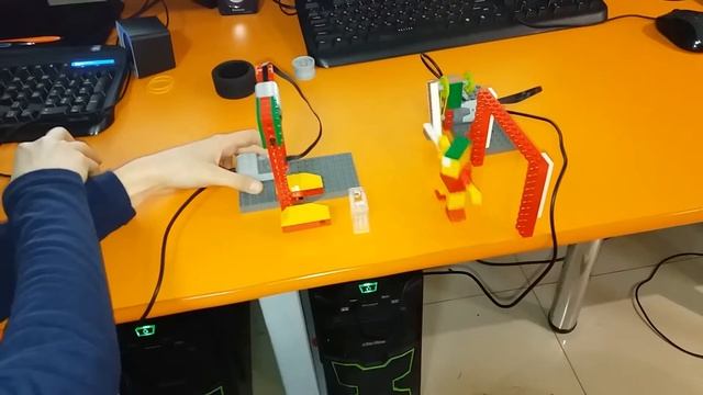Роботы играют в футбол смотреть онлайн