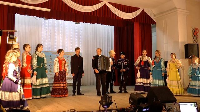 Казачий ансамбль ''Станичники'' развлекает публику на фестивале Звёздное Пятигорье 2017 смотреть онлайн