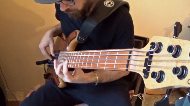 Giant Steps - John Coltrane solo on bass guitar смотреть онлайн