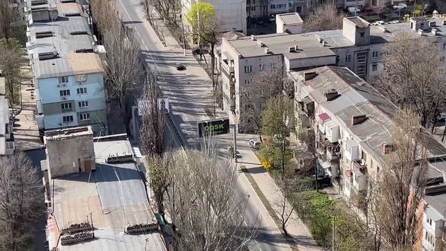 Одесса 10 апреля 2022. Комендантский час. Город вымер. День. Самая загруженная дорога города-пуста. смотреть онлайн