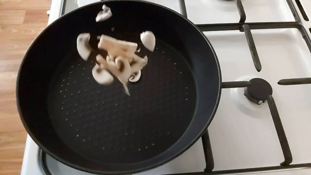 Как приготовить омлет. Омлет с овощами. Необычный омлет на сковороде. смотреть онлайн