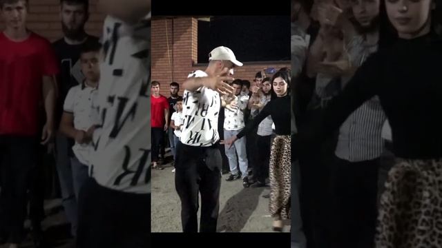 Новая чеченская свадьба Ловзар. Девушка и парень красиво танцуют на свадьбе. 2023. смотреть онлайн