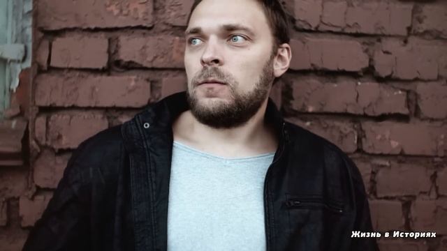 Ради спасения матери, официантка продала всё и купила дом в глуши. Через 3 года в дверь постучали..