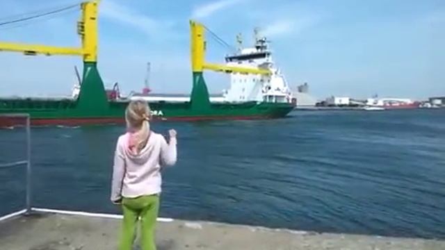Девочка выпросила у корабля сигнал и смотреть онлайн