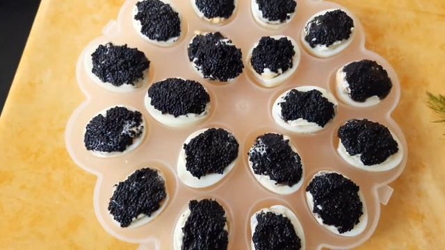 Фаршированные яйца с чёрной икрой, gefühlte Eier mit schwarzen Kavier смотреть онлайн