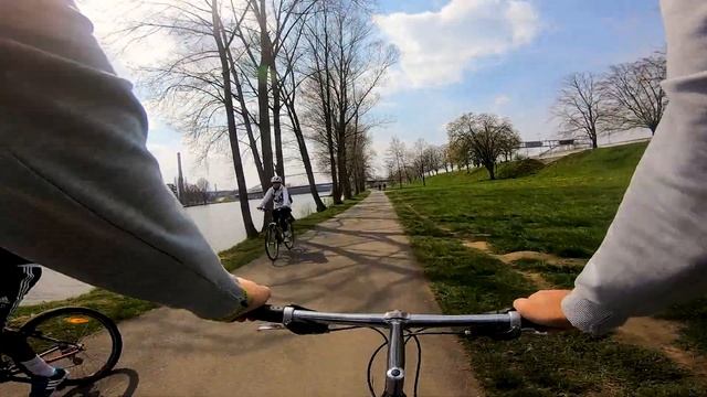 Поездка на велосипеде до зоопарка Праги, парка на Стромовке и до летнего дворца Троя смотреть онлайн