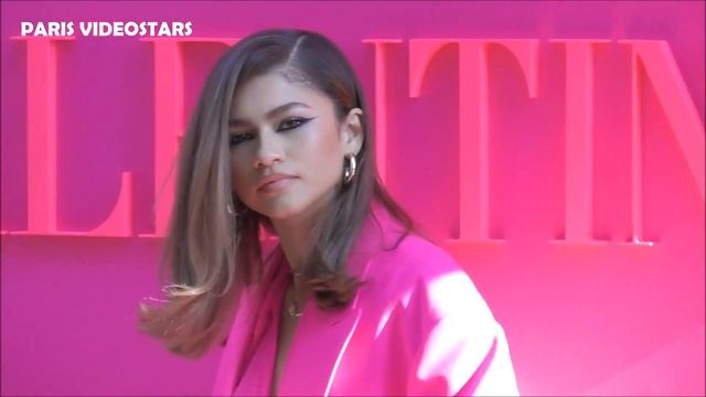 Zendaya Coleman with fans @ Paris 6 march 2022 show Valentino Fashion Week смотреть онлайн