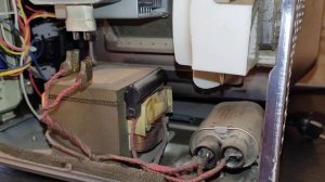 Микроволновка работает но не греет . Предохранитель в обрыве  высоковольтный Конденсатор