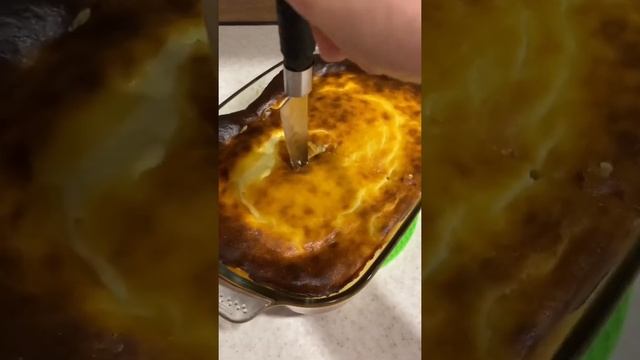 Запеканка творожная (3 яйца, творог 800 гр., сгущёнка 400 гр.) Взбить и запечь 180 С - 40 мин. смотреть онлайн