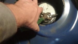 Как легко снять бензонасос на автомобилях Ниссан, Рено.