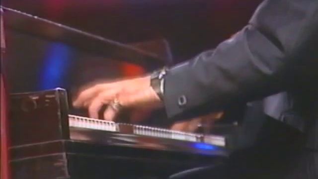 R.I.P. - Mickey Gilley - "Don't The Girls All Get Prettier At Closing Time" - 1979 смотреть онлайн