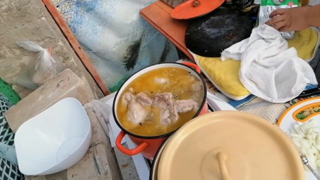 Готовлю себе картошку с куриными косточками в казане + тушёнка. смотреть онлайн