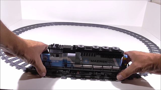 Motorizing Lego 10219 Maersk Train - Lego Fun Review смотреть онлайн