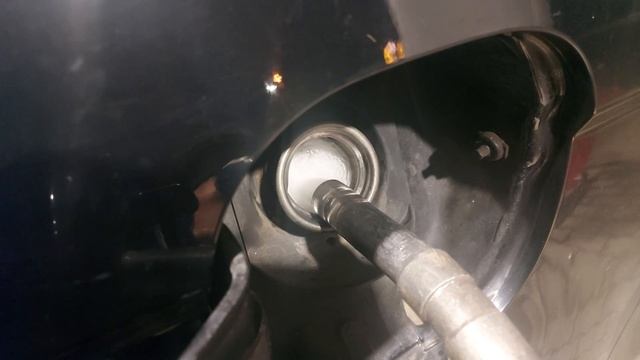 Honda Cr-v 3 заливаем бак до полного.