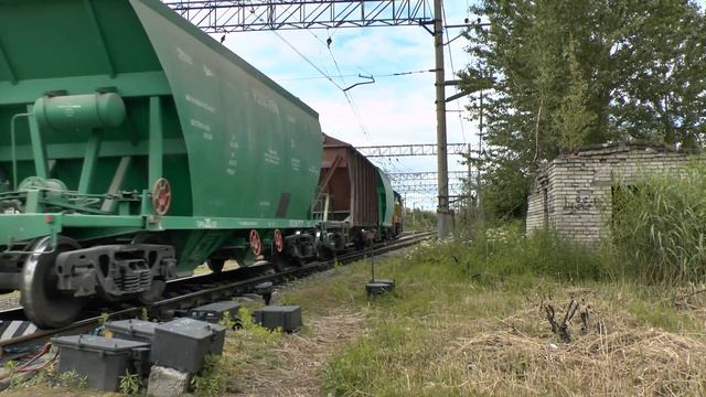 Тепловоз ЧМЭ3-5692 с грузовым смотреть онлайн