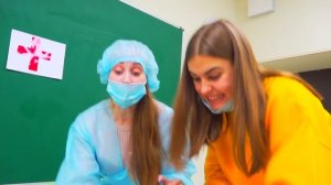 ДОКТОР Хочет НАУЧИТЬ ШКОЛЬНИКОВ ДЕЛАТЬ ПРИВИВКУ!!