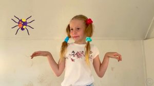 Настя и папа показывают как соблюдать правила поведения в парке.