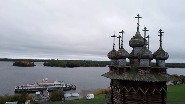 Кижи! Потрясающие церкви и колокольня на острове Онежского озера. Построены в 1714 году. смотреть онлайн