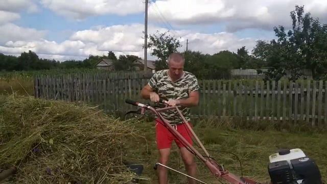 Молодой забуксовал на мотоблоке, старому пришлось его доставать из ямы смотреть онлайн