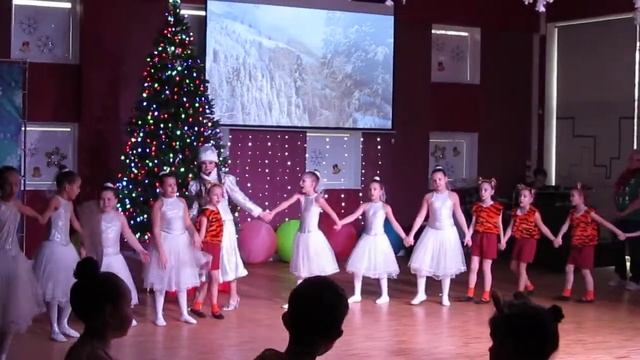Хоровод у ёлки. Ансамбль "Огоньки". Группы "Лапушки", "Одуванчики". 2021.12.25 смотреть онлайн